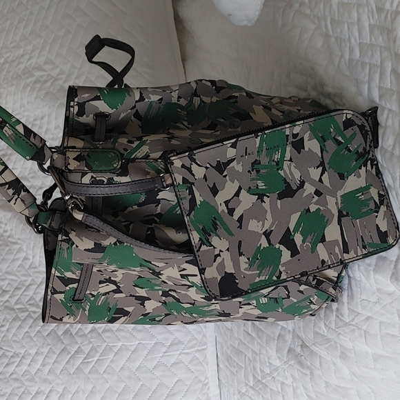 Marc Jacobs Handbags - MARC JACOBS Metropoli Camo brush stroke bucket crossbody bag